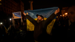 Ukrainasit festojnë çlirimin e Khersonit