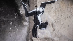 Banksy me muralin e gjimnastit të Ukrainës në objektin e granatuar nga Rusia