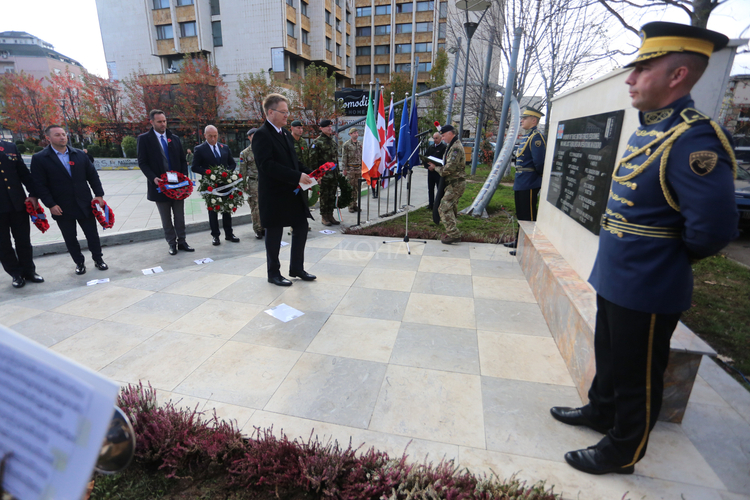 Ambasadori Nicholas Abott duke perkujtuar ushtaret britanike