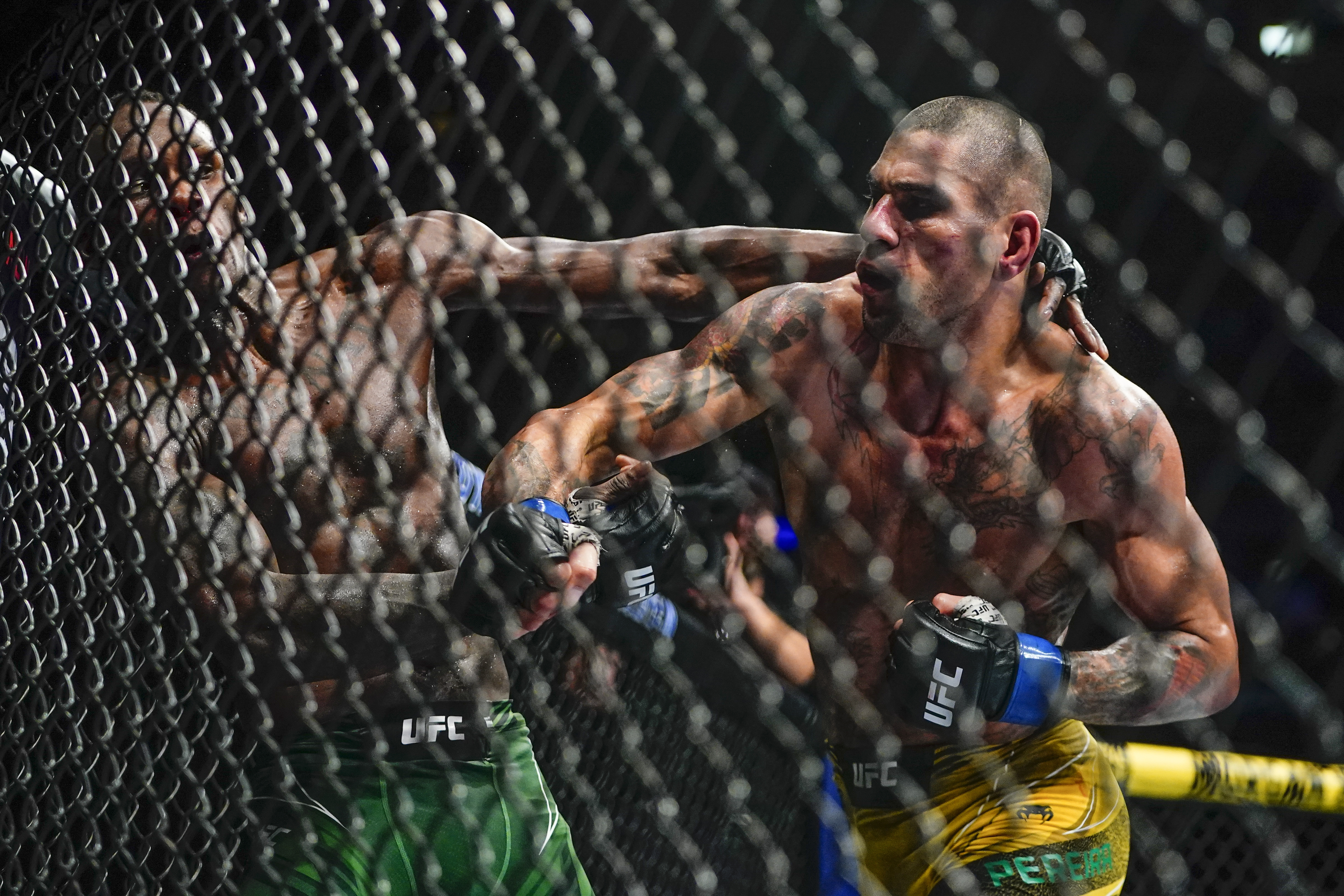 UFC, Pereira befason Adesanyan, ia rrëmben titullin e botës
