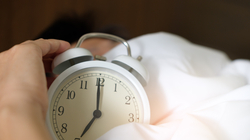 Pesë arsyet pse duhet fjetur herët çdo natë