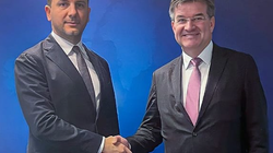 Krasniqi takon Lajçakun: Për zhvillimet në veri nevojiten veprime të përgjegjshme politike