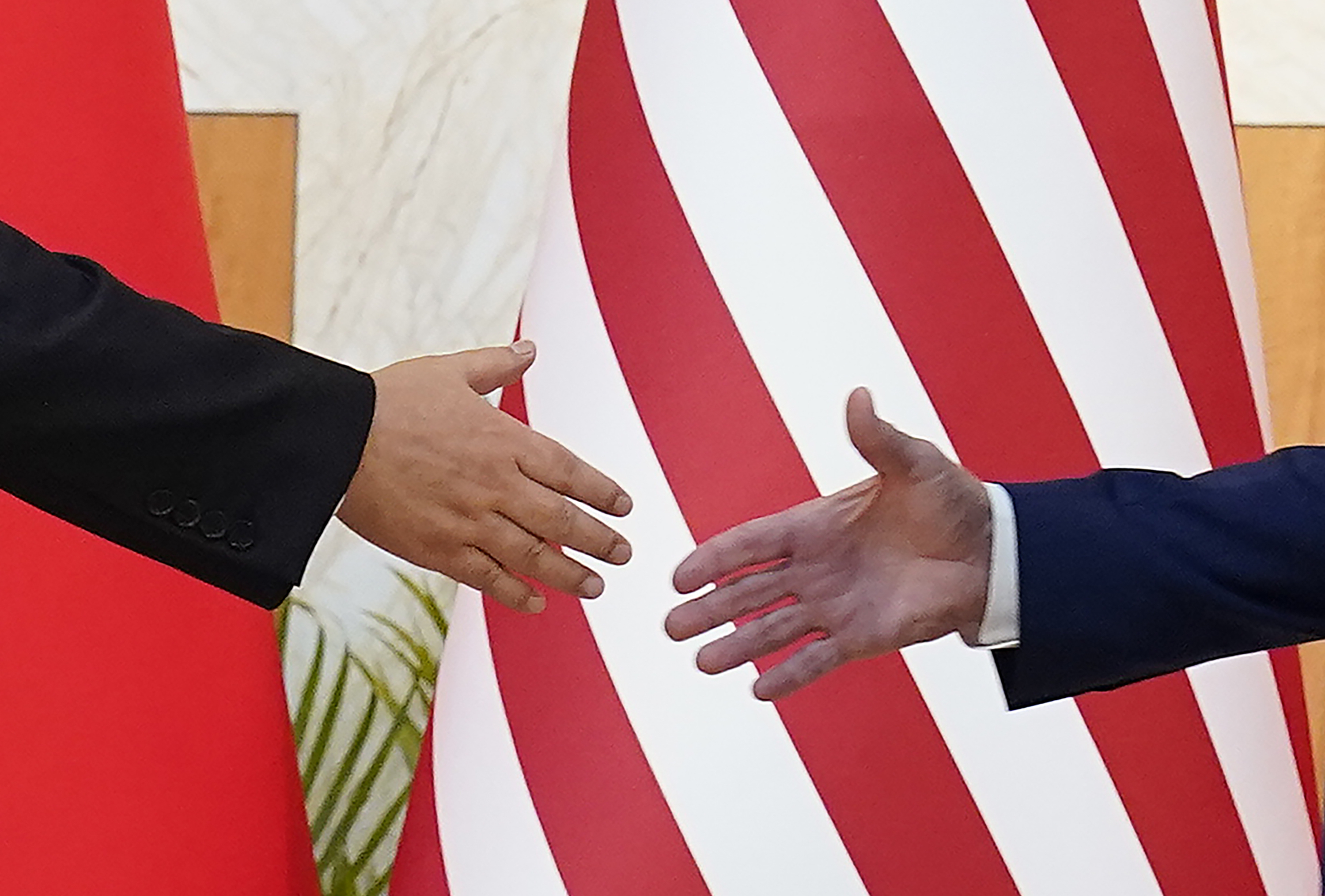 Presidenti i SHBA-se, Joe Biden, duke shtrenguar doren me presidentin e Kines, Xi Jinping gjate takimit ne Bali