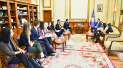 Konjufca pret në takim një delegacion amerikan, pajtohen për zgjerim të bashkëpunimit
