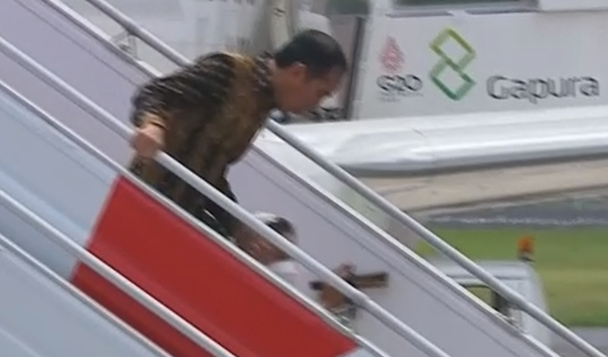 Momenti kur gruaja e presidentit indonezian rrëzohet në shkallët e aeroplanit
