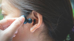 Studimi: 1 miliard të rinj janë në rrezik ta humbin dëgjimin