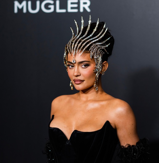Kylie Jenner vjen e mbuluar nga diamantet në paraqitjen e fundit