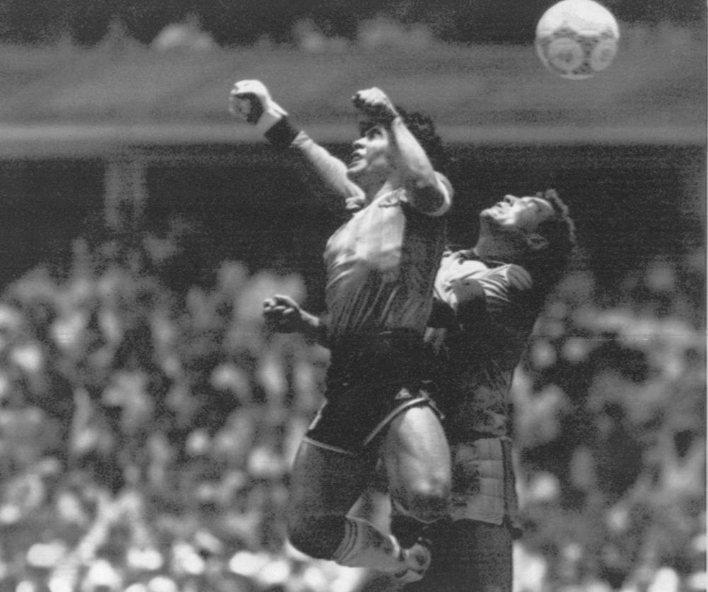 Topi i “Dorës së Zotit” të Maradonës u shit për dy milionë funte