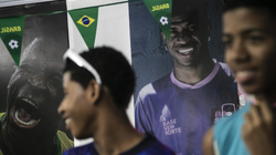 Qyteti brazilian i mbushur me krime nderon djaloshin vendës, Vinicius