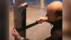 Qytetari mbyll shtyllat e rrezikshme elektrike në sheshin e Prishtinës