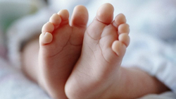 “Vdekje e dyshimtë”, foshnja dymuajshe dërgohet pa shenja jete në ambulancën e Studençanit