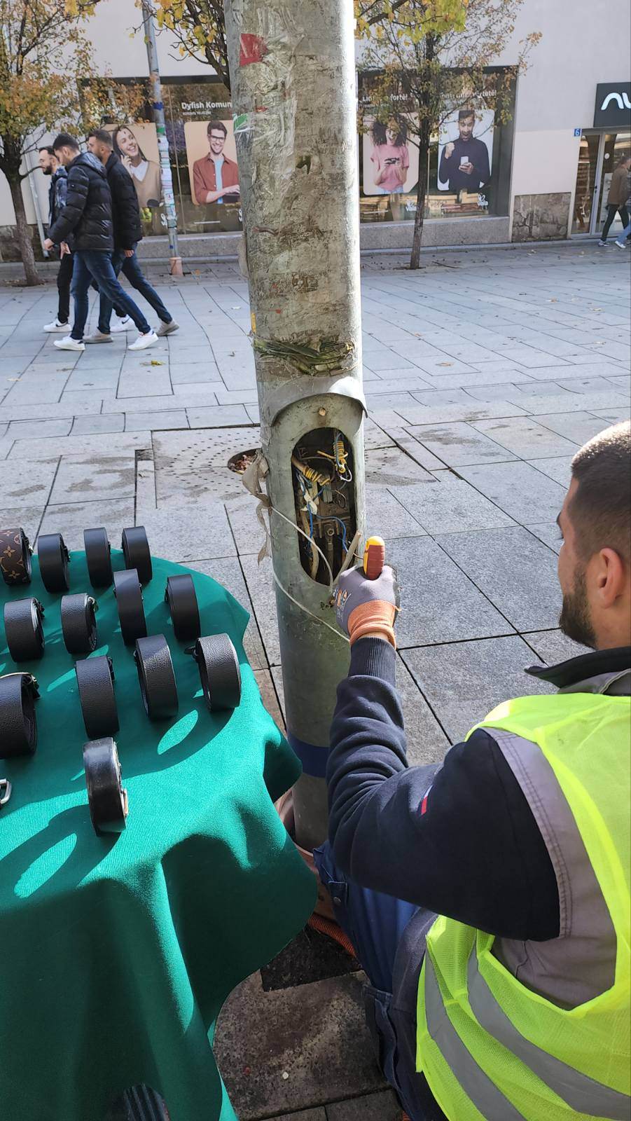 Komuna e Prishtinës reagon pas raportimit të KOHËS, mbyll shtyllat e rrezikshme elektrike