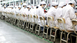 Në mungesë të punëtorëve, Kina u kërkon veteranëve ushtarakë të punojnë në fabrikën për iPhone