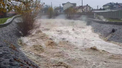 Vërshime në Junik, rrezikon të dalë nga shtrati Ereniku