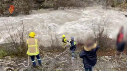 Zhduken babë e bir në Shqipëri, i mori rrjedha e ujit