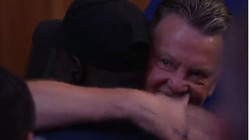 Van Gaal përqafon gazetarin për një arsye