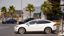 Tesla tërheq më shumë se 80 mijë vetura nga Kina
