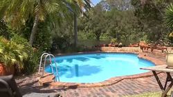 Pitoni e kafshon dhe e tërheq zvarrë në pishinë australianin 5-vjeçar