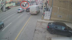 Vetura godet një këmbësor në zebra në Prishtinë