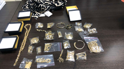 Dogana sekuestron gjysmë kilogrami ari në një autobus të linjës Kosovë – Shqipëri