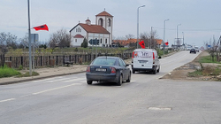 Vendosjen e flamujve të Shqipërisë në Kllokot, Serbia po e sheh si provokim