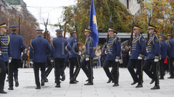 Togu ceremonial i FSK-së parakalon në sheshin “Zahir Pajaziti”