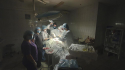 Kirurgët operojnë me bateri në Ukrainë