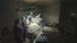 Kirurgët operojnë me bateri në Ukrainë