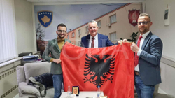 Kryetari i Lipjanit nderon humanistët që grumbulluan mbi 1.5 milion euro për familjet në nevojë