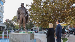 Konjufca bën homazhe te busti i Adem Jasharit në Tiranë