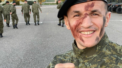 Haxhi Krasniqi me uniformë të FSK-së uron 28 Nëntorin