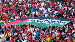 Flamujt palestinezë valëviten në Kupën e Botës, simbolet izraelite fshihen