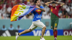 Protestuesit me flamurin e ylberit i ndalohen ndeshjet e Botërorit