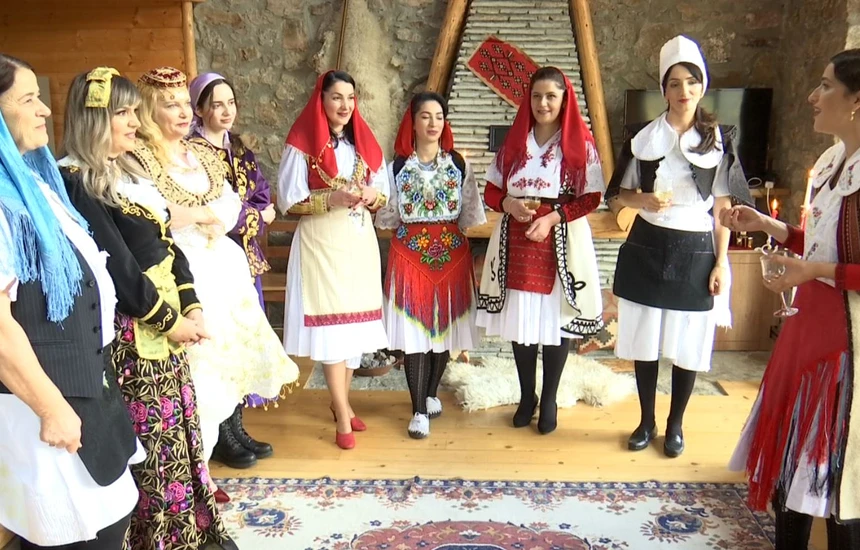 “Festojmë duke kujtuar” është titulluar ngjarja që ka mbledhur zonja të fushave të profesioneve. Për të dytën herë, nikoqirja e këtij organizimi, Vlora Nikçi, ka dashur të festojë kontributin e grave në shtetndërtim