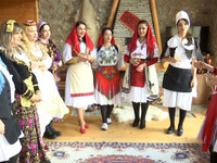 “Festojmë duke kujtuar” është titulluar ngjarja që ka mbledhur zonja të fushave të profesioneve. Për të dytën herë, nikoqirja e këtij organizimi, Vlora Nikçi, ka dashur të festojë kontributin e grave në shtetndërtim