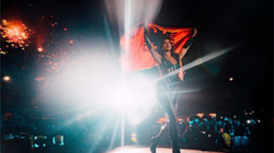 Dua Lipa publikon pamje nga koncerti në Tiranë: Shfaqja jonë më e madhe ndonjëherë