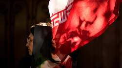 Gruaja iraniane arrestohet pasi nuk po mbante shami në një restorant