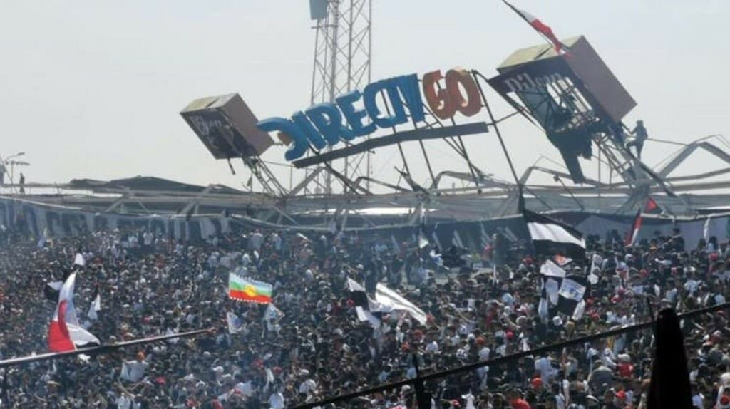 Shembet një pjesë e tribunës në një stadium në Kili