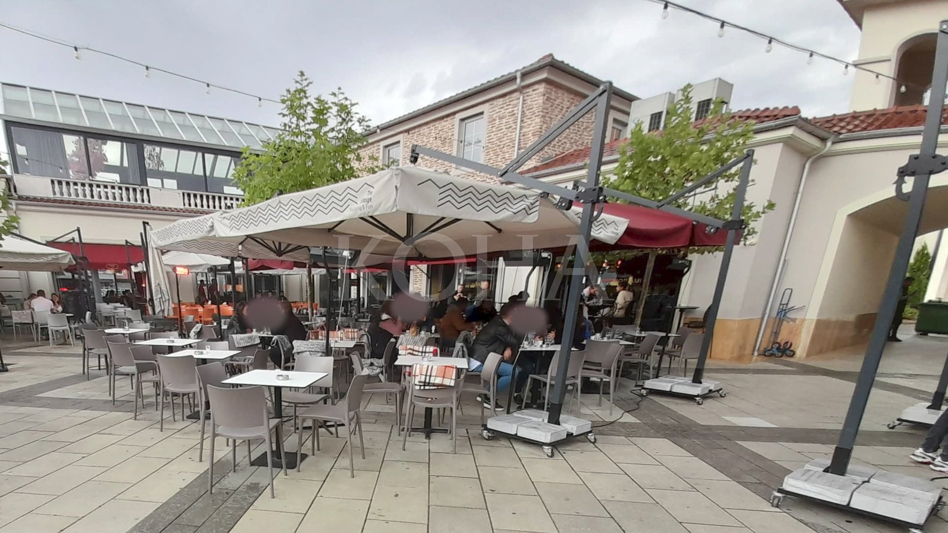 Kafiteritë në Ferizaj po i ngrohin klientët me rrymë edhe në tarraca