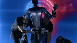 Tesla prezanton robot, ekspertët shprehen të zhgënjyer
