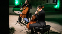 Duo virtuoze fut publikun në rrugëtim magjik gjatë lojës me violonçel
