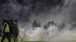 Trazira në ndeshje futbolli në Indonezi, 129 të vdekur