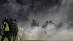 Trazira në ndeshje futbolli në Indonezi, 129 të vdekur