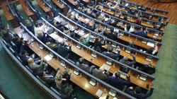 Rreth 4 orë pritje për miratimin e dy projektligjeve