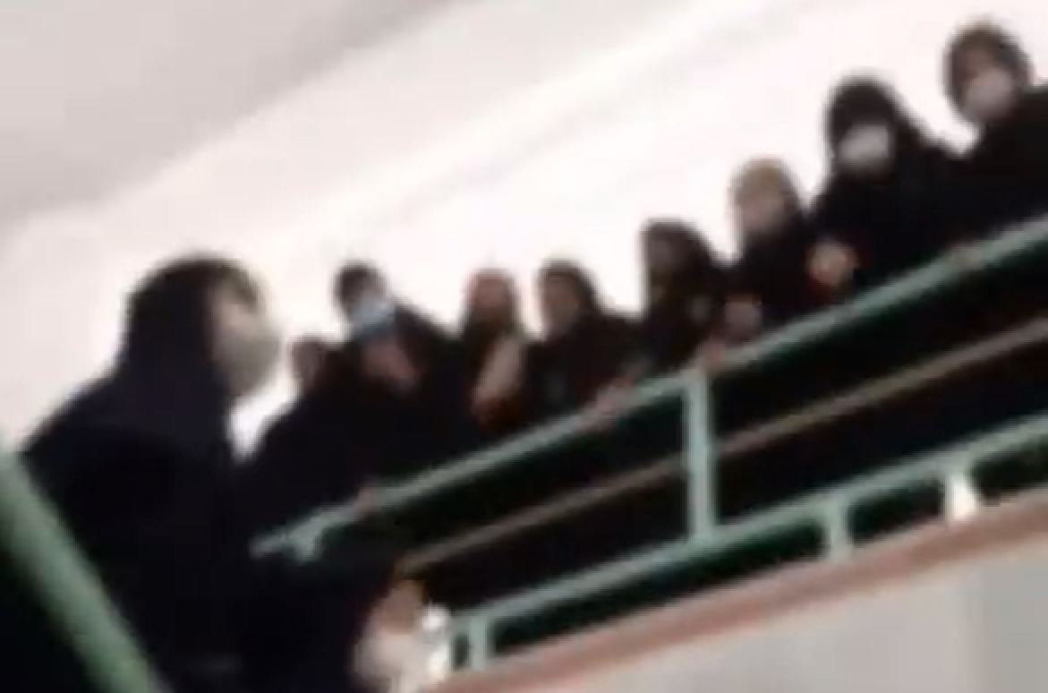 Vazhdojnë protestat në Iran, nxënëset futen në shkolla pa mbulesë [VIDEO]