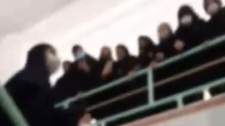Vazhdojnë protestat në Iran, nxënëset futen në shkolla pa mbulesë [VIDEO]