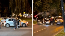 I riu i propozon një vajze midis rruge në Sarajevë, ndaloi trafikun me tre vetura