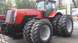 Putini merr traktor për ditëlindjen e 70-të