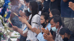 Familjet në Tajlandë luten për viktimat e masakrës masive – 24 prej tyre fëmijë