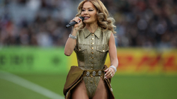 Rita Ora e hapi Kampionatin Botëror të Rugbyt me një performancë fantastike